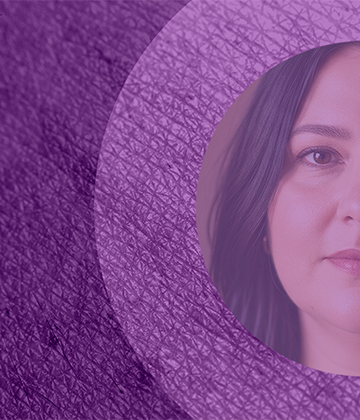 Mulher olhando para o horizonte